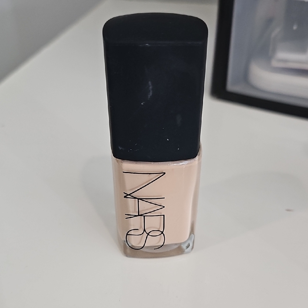 NARS Sheer GLOW Foundation